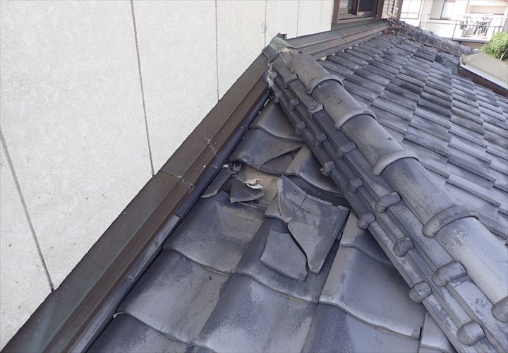 富津市　棟瓦下の瓦の割れ