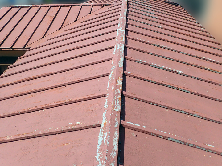 瓦棒　屋根全体　塗装剥がれ