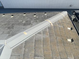 棟板金に応急処理の痕跡
