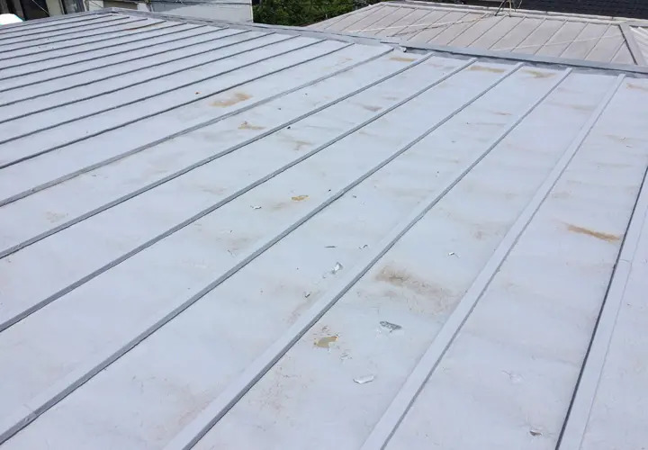 錆びた金属屋根