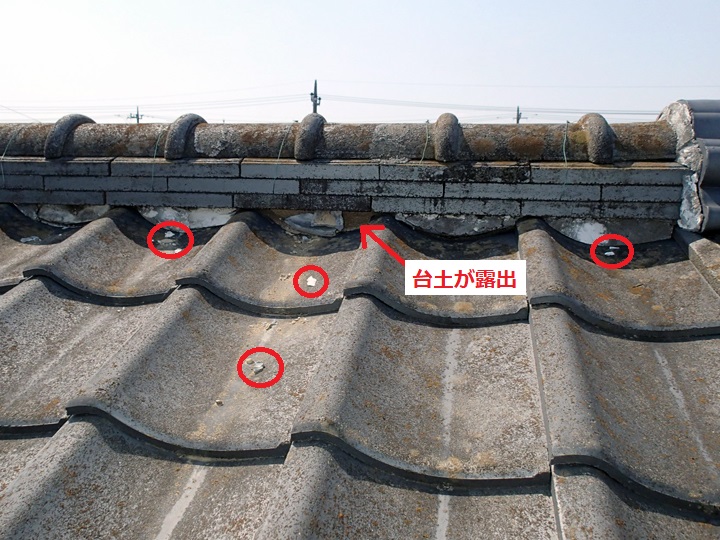 漆喰剥がれ　台土露出