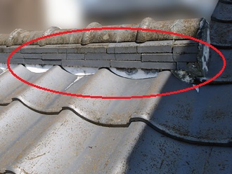 棟違い　漆喰劣化　熨斗瓦ズレ