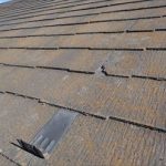 八街市　割れている屋根材