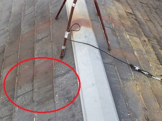 棟付近の屋根材にはクレーターのような剥離