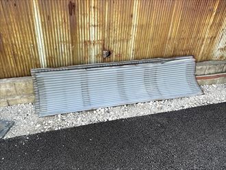 飛散した屋根材