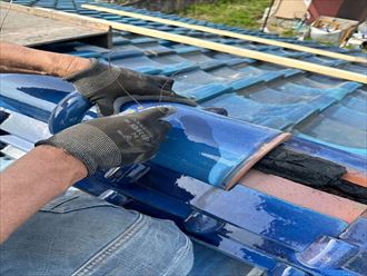 銅線で丸瓦を固定