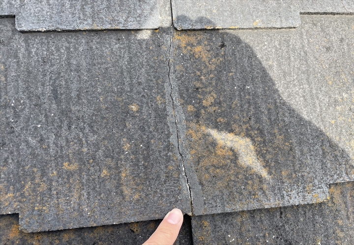 ひびが入ったスレート屋根