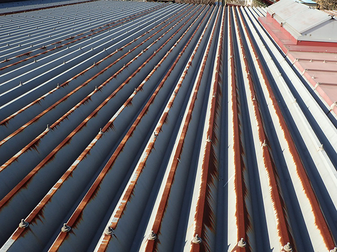 錆が広がった金属屋根