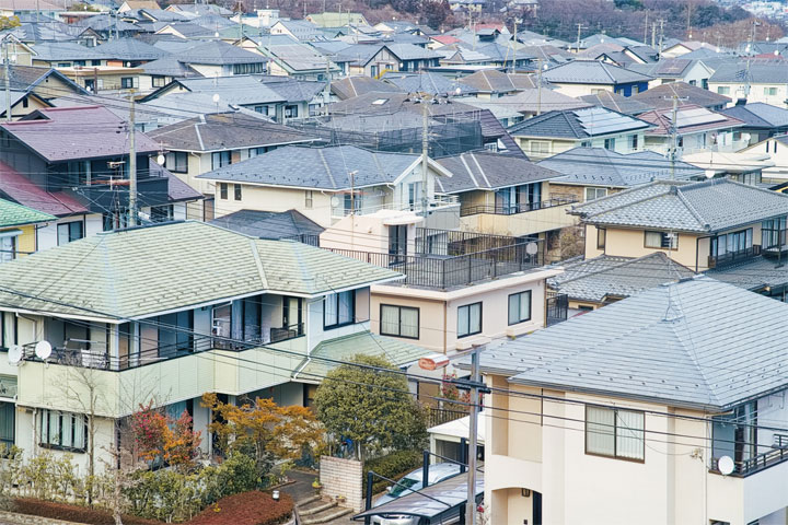 様々な屋根の家並み