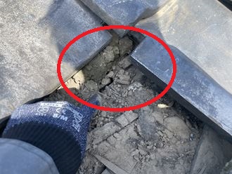 杉皮に隙間が生じております