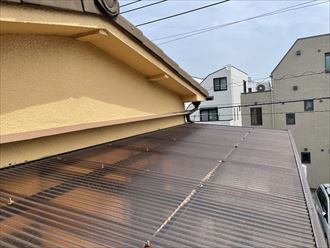 波板の固定箇所が少ない状態です