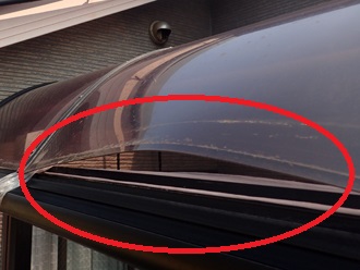 フレームから外れているポリカ平板