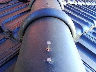 下屋根　隅棟釘浮き