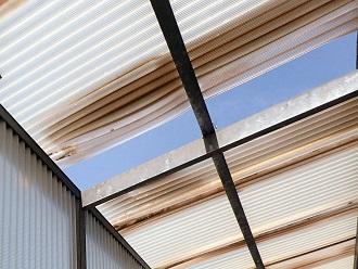 ネット入り波板破損　内側の様子