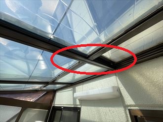 フレーム付近から雨漏り