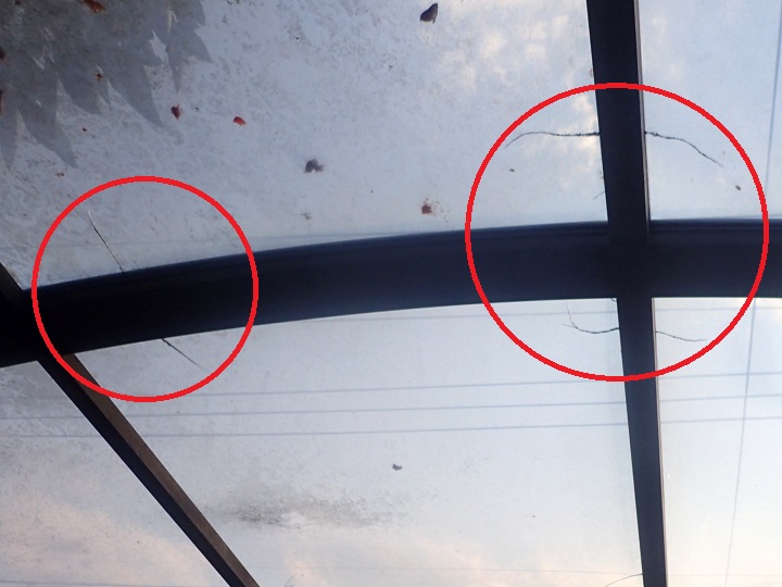 ポリカ平板にヒビ