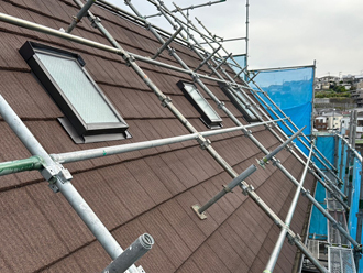 屋根に仮設された足場