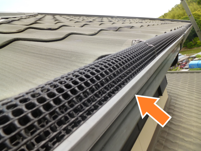 雨樋の詰まりが気になる方に、落ち葉除けネットの設置もおススメです