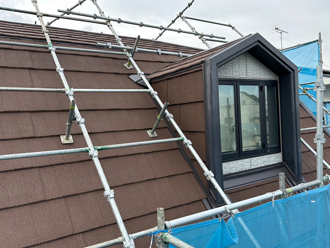 仮設された屋根足場