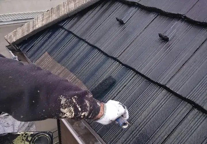 瓦を塗装する様子