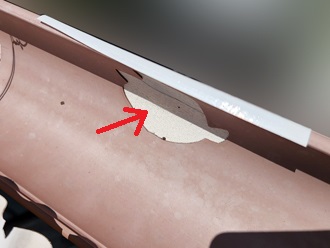 軒樋にテープで応急処置