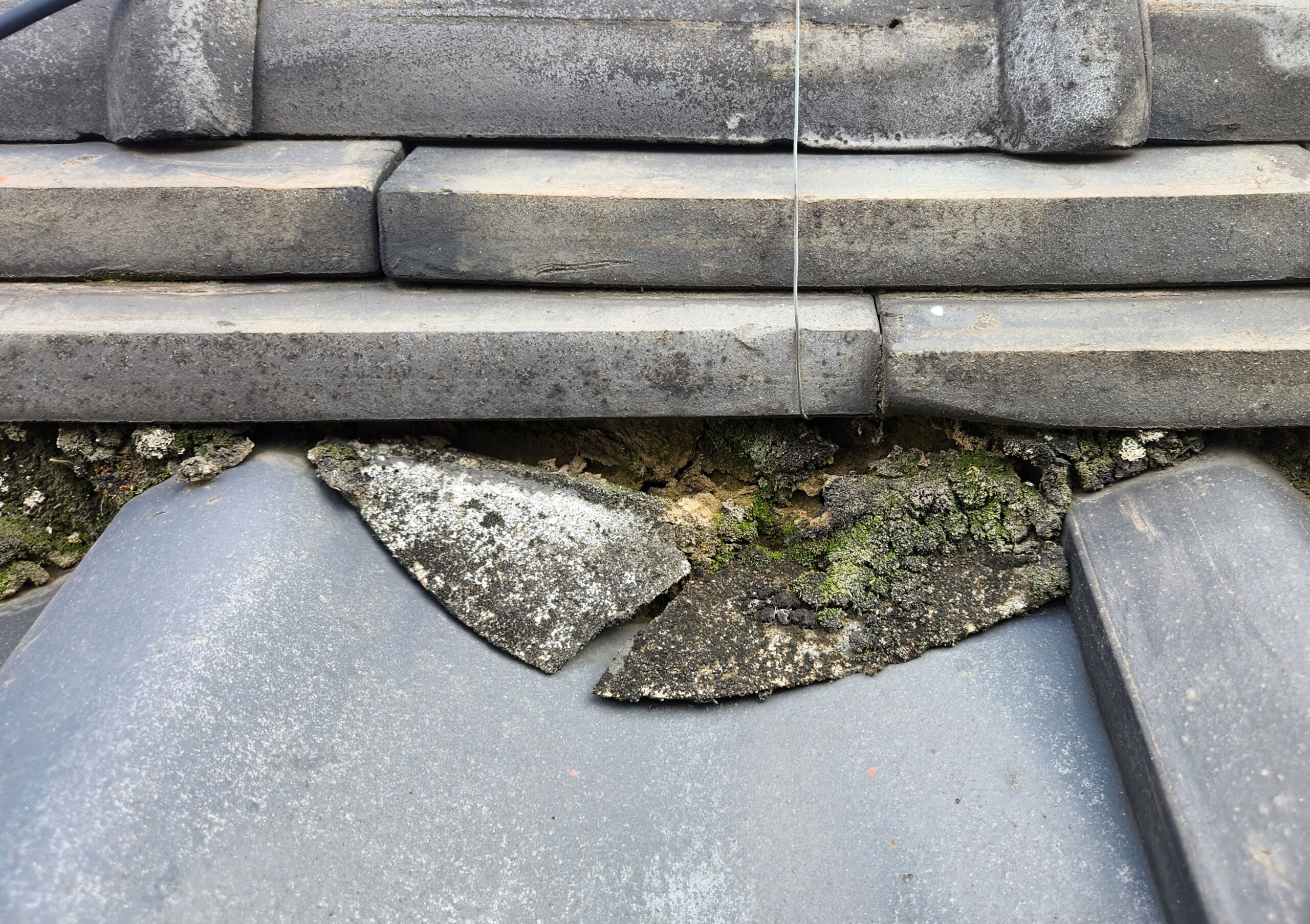 漆喰剥がれ　台土が露出