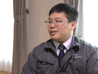 インタビュー中のスタッフ