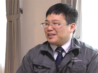 インタビュー中のスタッフ