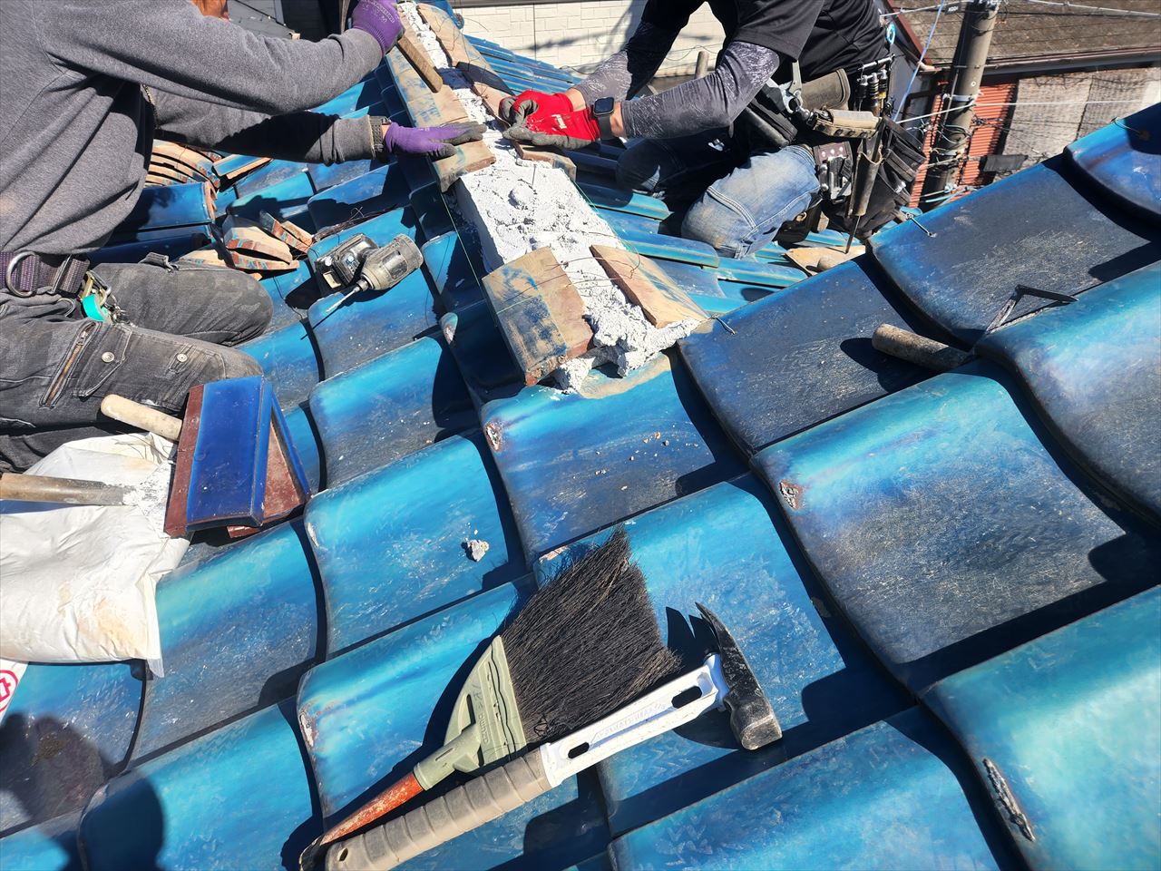 棟取り直し似てのし瓦を積む様子