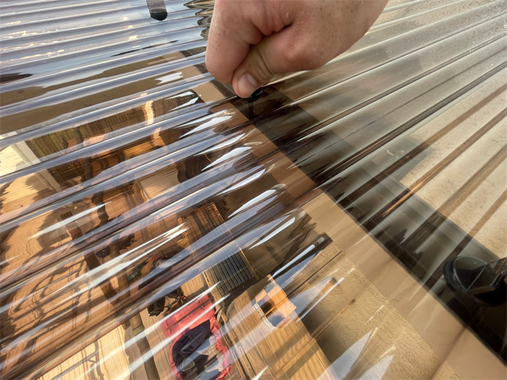 ポリカ波板交換工事にてポリカフックで固定