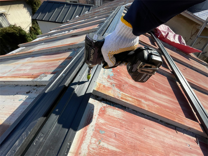 棟板金交換工事にて樹脂貫板を取付け