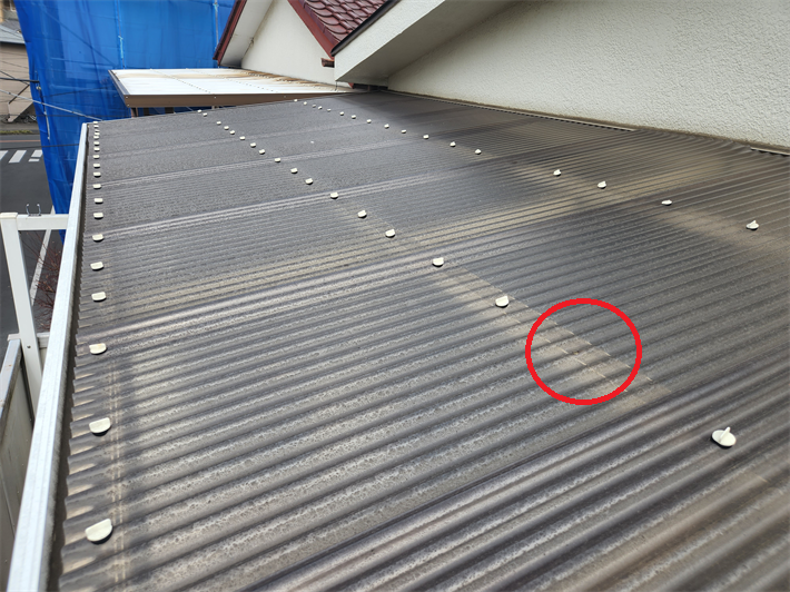 波板のフックが外れています