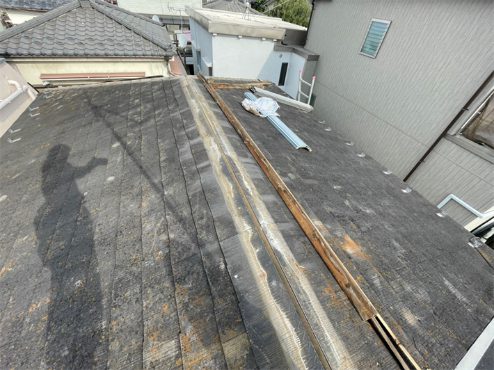 棟板金交換工事にて既存の棟板金と貫板を解体撤去