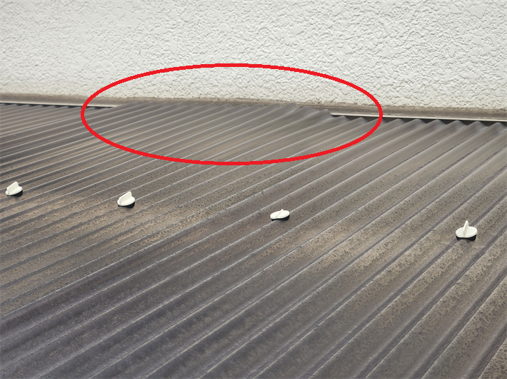 フレームから外れて割れた波板