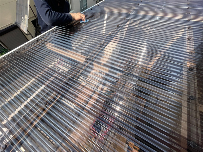 ポリカ波板交換工事の様子