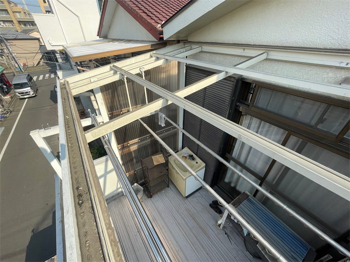 ポリカ波板交換工事にて既存の波板撤去