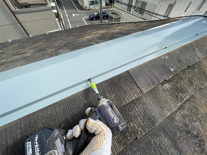 新しい棟板金を取り付ける様子