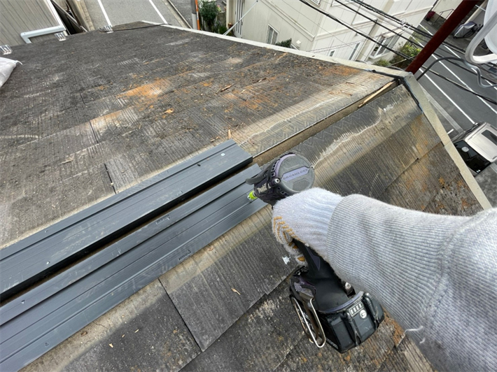 棟板金交換工事にて樹脂製貫板のタフモックを使用