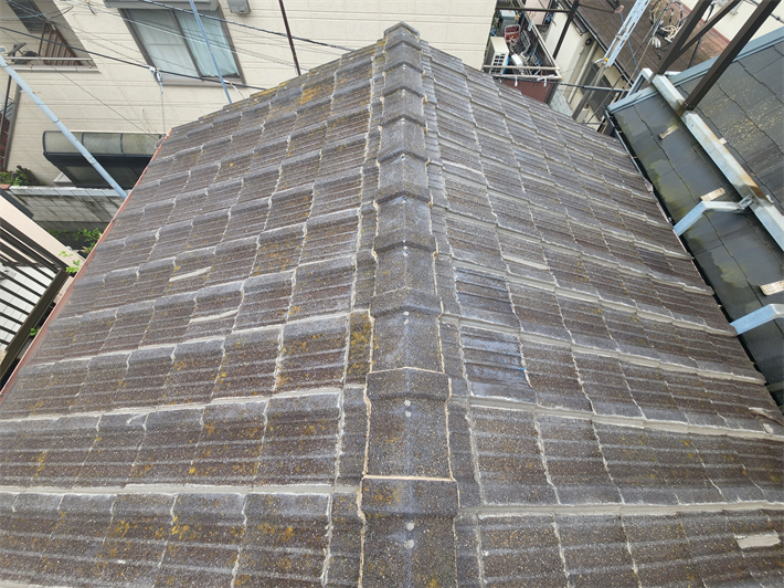 雨漏りが発生しているセメント瓦屋根