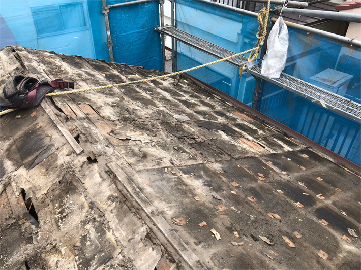 屋根葺き替えにて既存の瓦を解体撤去