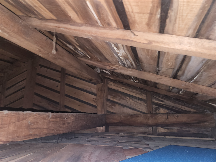 雨漏りしている小屋裏の様子