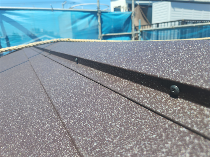 屋根葺き替え工事にて棟板金設置