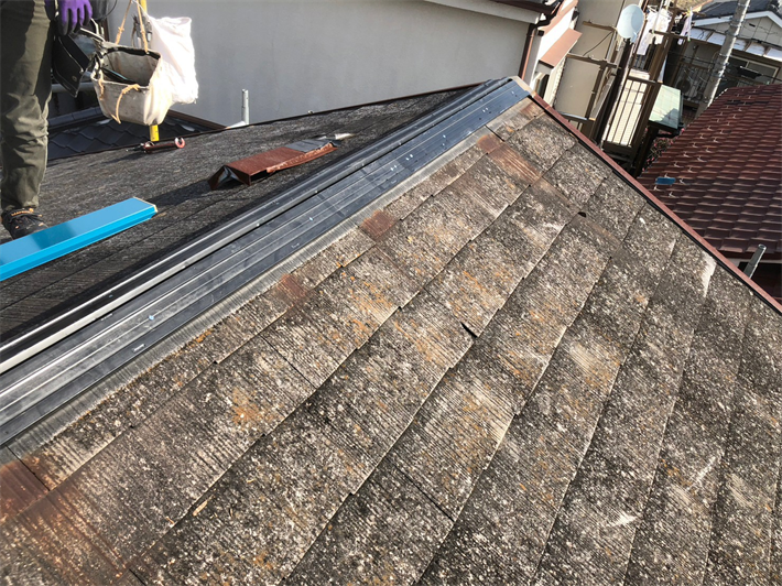 棟板金交換工事にて樹脂製貫板を設置