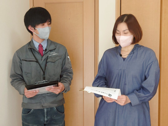 インタビュー中のスタッフとH様