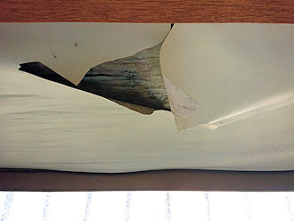 出窓　クロス剝がれ　雨漏り