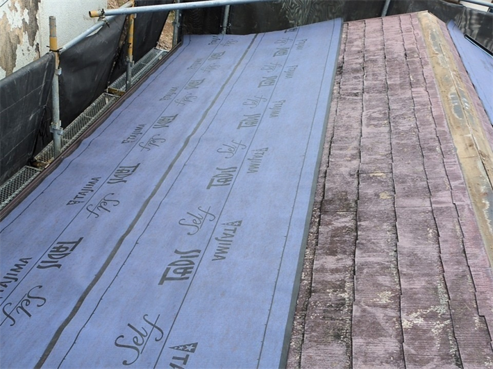 屋根カバー工事にてルーフィング敷設