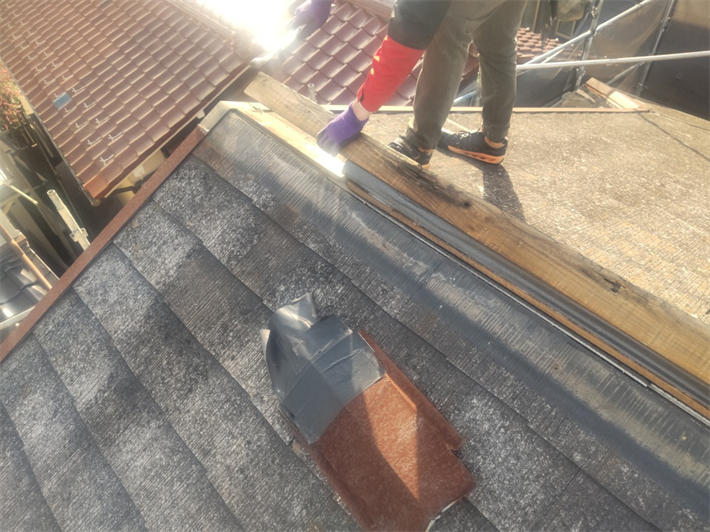 棟板金交換工事にて既存の棟板金と貫板を解体撤去
