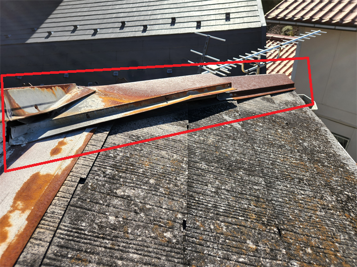 歪んでいる棟板金