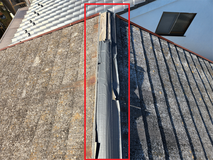 強風で飛散した棟板金