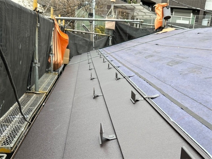 屋根カバー工事にて雪止めを設置